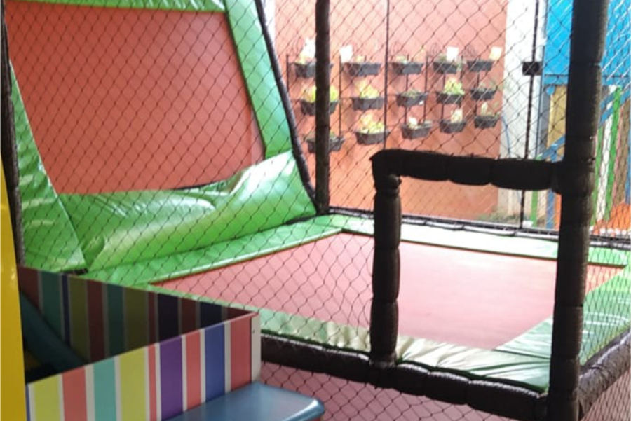 Brinquedão com rede de proteção e piscina de bolinhas