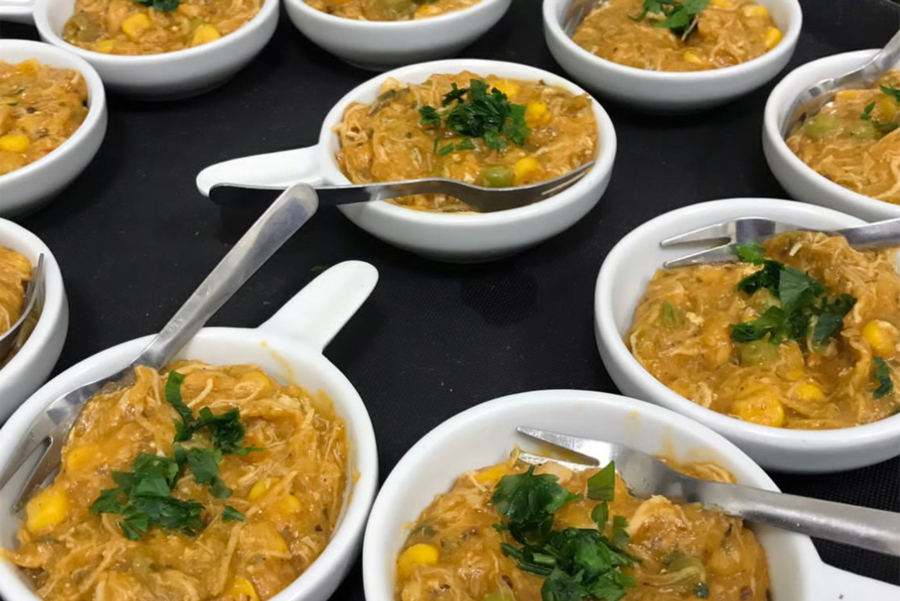 Porções individuais de comida quente servidas em cumbucas brancas